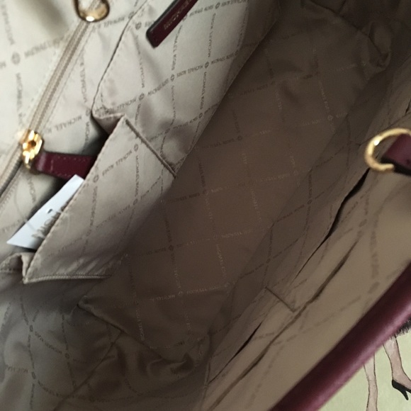 On Sale!!๐๐Michael Kors Medium tote๐๐ - Picture 6 of 8